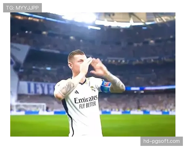 伯纳乌现场球迷用巨型TIFO致敬即将退役的克罗斯